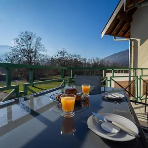 les-charmes-du-lac.hotels-rhonealpes.com/